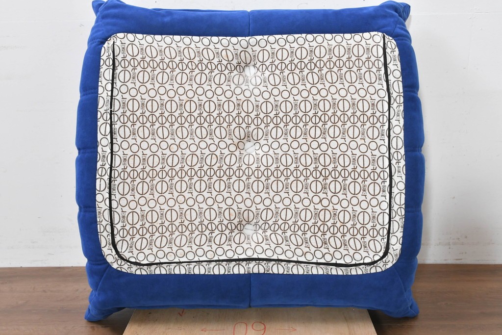 新古　未使用保管品　ligne roset(リーン・ロゼ)　ROSETTOGO(ロゼトーゴ)　鮮やかなブルーと包み込むようなフォルムが印象的なパフ　(R-090117)