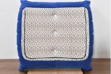 新古　未使用保管品　ligne roset(リーン・ロゼ)　ROSETTOGO(ロゼトーゴ)　鮮やかなブルーと包み込むようなフォルムが印象的なパフ　(R-090117)