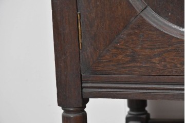 イギリスアンティーク　1920年頃　オーク材　かわいいデザイン!!　クラシカルなミラーバックサイドボード　(R-090122)
