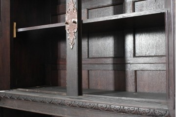 ヨーロッパアンティーク　1900年頃　オーク材　大迫力!!　圧巻のスケールと精緻な彫刻が魅力の立派なキャビネット　(R-090123)