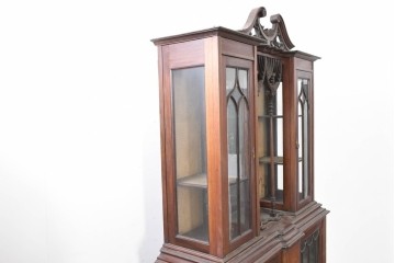 イギリスアンティーク　1920年頃　マホガニー材　象嵌入りの優美なデザインが魅力のパーラーキャビネット　(R-090124)