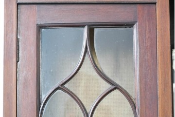 イギリスアンティーク　1920年頃　マホガニー材　象嵌入りの優美なデザインが魅力のパーラーキャビネット　(R-090124)