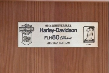 アメリカヴィンテージ　Harley-Davidson(ハーレーダビッドソン)85周年記念限定品　パイン材　丸みのあるデザインが可愛らしいコーナーキャビネット　(R-090125)