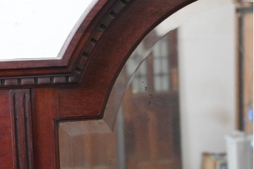 イギリスアンティーク　マホガニー材　優美なアーチミラーを備えたディスプレイキャビネット　(R-090126)