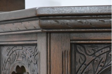 イギリスヴィンテージ　Wood Bros(ウッド・ブロス)社　Old Charm(オールドチャーム)　彫刻と色ガラスが装飾性豊かなバーカウンター　(R-090127)