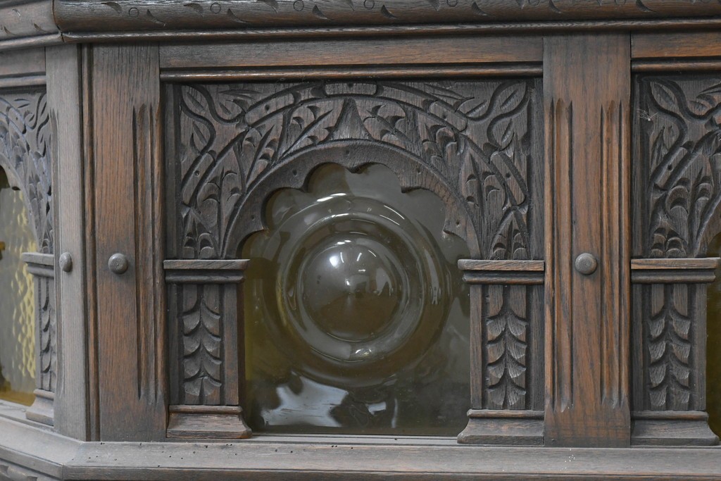 イギリスヴィンテージ　Wood Bros(ウッド・ブロス)社　Old Charm(オールドチャーム)　彫刻と色ガラスが装飾性豊かなバーカウンター　(R-090127)