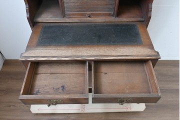 イギリスアンティーク　1900年頃　希少デザイン!!　オーク材　シャッター扉がレトロな引き出し式デスク付き本棚　(R-090128)