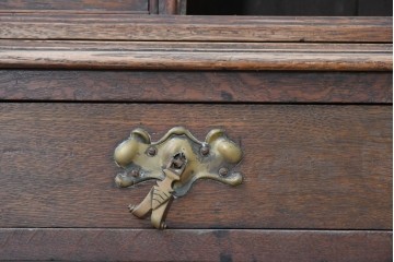 イギリスアンティーク　1900年頃　希少デザイン!!　オーク材　シャッター扉がレトロな引き出し式デスク付き本棚　(R-090128)