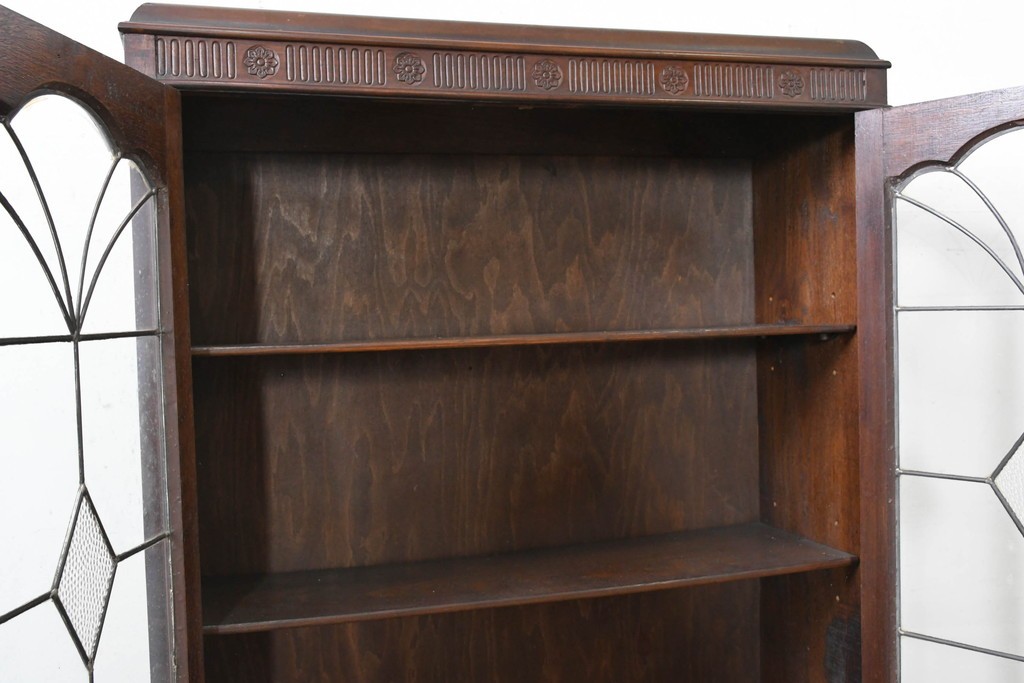イギリスアンティーク　オーク材　ステンドグラスと円形レリーフがクラシカルなキャビネット　(R-090130)
