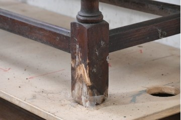 イギリスアンティーク　オーク材　ステンドグラスと円形レリーフがクラシカルなキャビネット　(R-090130)
