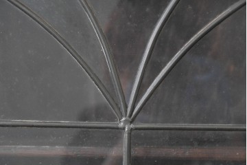 イギリスアンティーク　オーク材　ステンドグラスと円形レリーフがクラシカルなキャビネット　(R-090130)