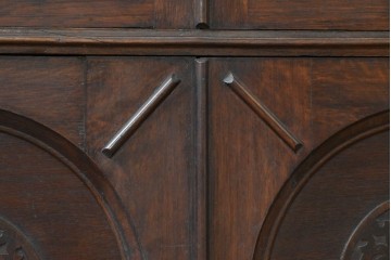 イギリスアンティーク　オーク材　ステンドグラスと円形レリーフがクラシカルなキャビネット　(R-090130)