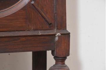 イギリスアンティーク　オーク材　ステンドグラスと円形レリーフがクラシカルなキャビネット　(R-090130)