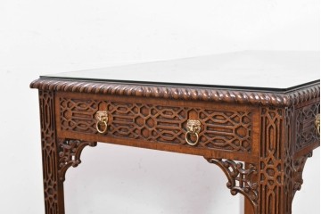 中古　イギリス製　MAITLAND SMITH(メートランドスミス)　クラシカルな彫刻と獅子金具が美しいガラス天板デスク　定価推定80万円前後　(R-090131)