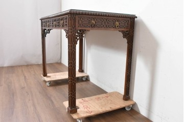 中古　イギリス製　MAITLAND SMITH(メートランドスミス)　クラシカルな彫刻と獅子金具が美しいガラス天板デスク　定価推定80万円前後　(R-090131)