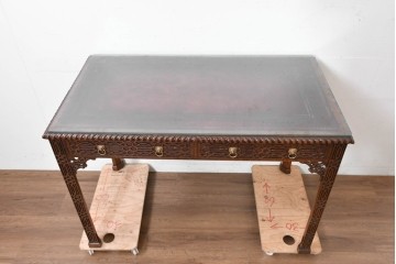 中古　イギリス製　MAITLAND SMITH(メートランドスミス)　クラシカルな彫刻と獅子金具が美しいガラス天板デスク　定価推定80万円前後　(R-090131)