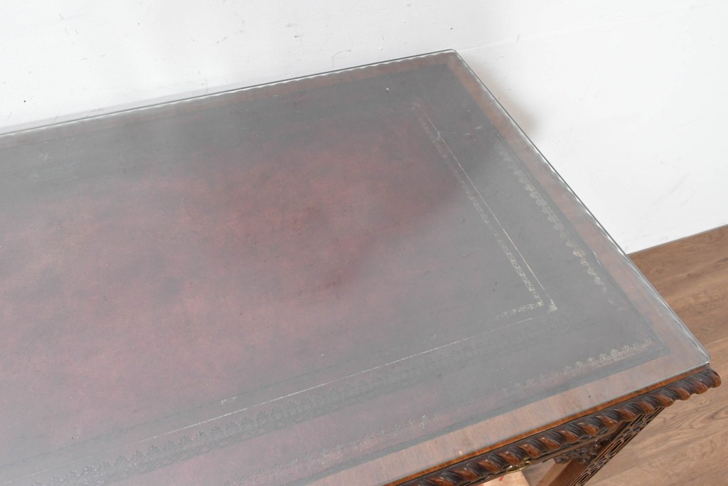 中古　イギリス製　MAITLAND SMITH(メートランドスミス)　クラシカルな彫刻と獅子金具が美しいガラス天板デスク　定価推定80万円前後　(R-090131)
