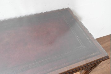 中古　イギリス製　MAITLAND SMITH(メートランドスミス)　クラシカルな彫刻と獅子金具が美しいガラス天板デスク　定価推定80万円前後　(R-090131)