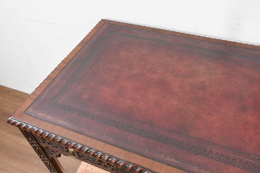 中古　イギリス製　MAITLAND SMITH(メートランドスミス)　クラシカルな彫刻と獅子金具が美しいガラス天板デスク　定価推定80万円前後　(R-090131)