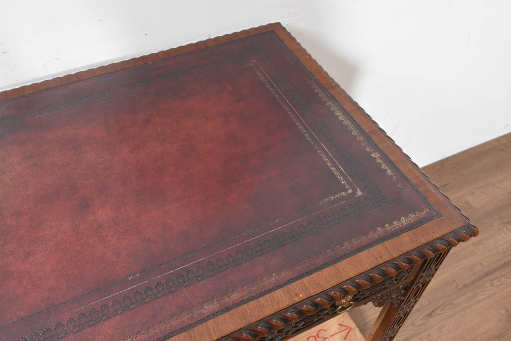 中古　イギリス製　MAITLAND SMITH(メートランドスミス)　クラシカルな彫刻と獅子金具が美しいガラス天板デスク　定価推定80万円前後　(R-090131)