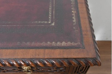 中古　イギリス製　MAITLAND SMITH(メートランドスミス)　クラシカルな彫刻と獅子金具が美しいガラス天板デスク　定価推定80万円前後　(R-090131)