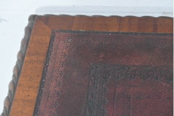 中古　イギリス製　MAITLAND SMITH(メートランドスミス)　クラシカルな彫刻と獅子金具が美しいガラス天板デスク　定価推定80万円前後　(R-090131)