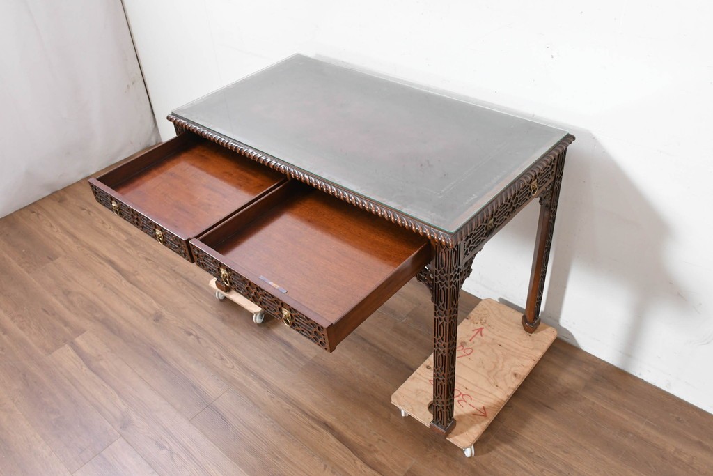 中古　イギリス製　MAITLAND SMITH(メートランドスミス)　クラシカルな彫刻と獅子金具が美しいガラス天板デスク　定価推定80万円前後　(R-090131)
