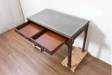 中古　イギリス製　MAITLAND SMITH(メートランドスミス)　クラシカルな彫刻と獅子金具が美しいガラス天板デスク　定価推定80万円前後　(R-090131)