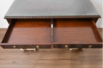 中古　イギリス製　MAITLAND SMITH(メートランドスミス)　クラシカルな彫刻と獅子金具が美しいガラス天板デスク　定価推定80万円前後　(R-090131)