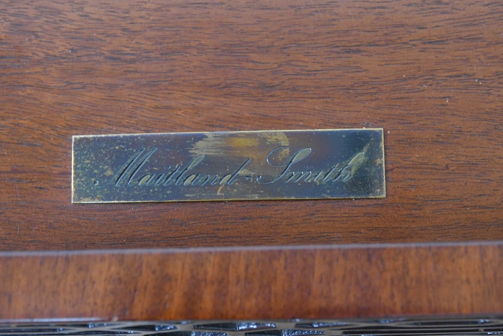 中古　イギリス製　MAITLAND SMITH(メートランドスミス)　クラシカルな彫刻と獅子金具が美しいガラス天板デスク　定価推定80万円前後　(R-090131)