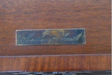 中古　イギリス製　MAITLAND SMITH(メートランドスミス)　クラシカルな彫刻と獅子金具が美しいガラス天板デスク　定価推定80万円前後　(R-090131)