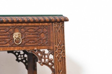 中古　イギリス製　MAITLAND SMITH(メートランドスミス)　クラシカルな彫刻と獅子金具が美しいガラス天板デスク　定価推定80万円前後　(R-090131)