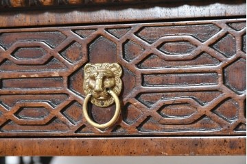 中古　イギリス製　MAITLAND SMITH(メートランドスミス)　クラシカルな彫刻と獅子金具が美しいガラス天板デスク　定価推定80万円前後　(R-090131)