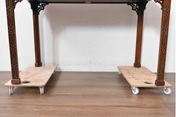 中古　イギリス製　MAITLAND SMITH(メートランドスミス)　クラシカルな彫刻と獅子金具が美しいガラス天板デスク　定価推定80万円前後　(R-090131)