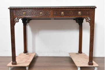 中古　イギリス製　MAITLAND SMITH(メートランドスミス)　クラシカルな彫刻と獅子金具が美しいガラス天板デスク　定価推定80万円前後　(R-090131)
