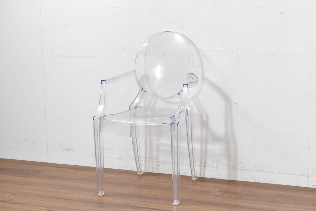 中古　イタリア　Kartell(カルテル)　フィリップ・スタルク　ルイゴースト(LOUIS GHOST)　透明感とクラシカルなフォルムが美しいアームチェア　(R-090133)