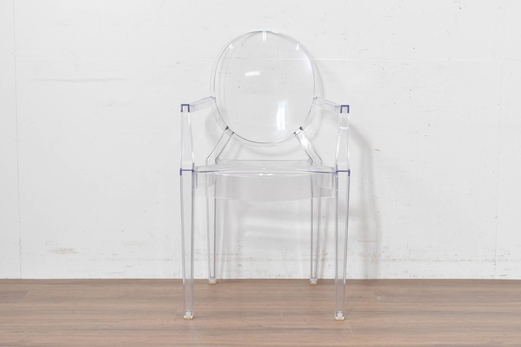 中古　イタリア　Kartell(カルテル)　フィリップ・スタルク　ルイゴースト(LOUIS GHOST)　透明感とクラシカルなフォルムが美しいアームチェア　(R-090133)