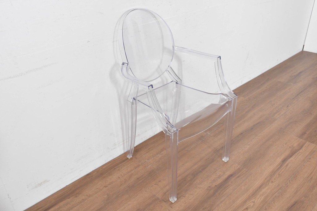 中古　イタリア　Kartell(カルテル)　フィリップ・スタルク　ルイゴースト(LOUIS GHOST)　透明感とクラシカルなフォルムが美しいアームチェア　(R-090133)