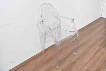 中古　イタリア　Kartell(カルテル)　フィリップ・スタルク　ルイゴースト(LOUIS GHOST)　透明感とクラシカルなフォルムが美しいアームチェア　(R-090133)