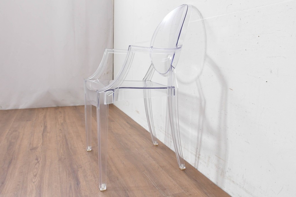 中古　イタリア　Kartell(カルテル)　フィリップ・スタルク　ルイゴースト(LOUIS GHOST)　透明感とクラシカルなフォルムが美しいアームチェア　(R-090133)