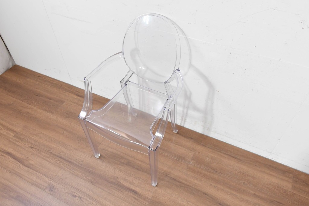 中古　イタリア　Kartell(カルテル)　フィリップ・スタルク　ルイゴースト(LOUIS GHOST)　透明感とクラシカルなフォルムが美しいアームチェア　(R-090133)
