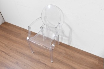 中古　イタリア　Kartell(カルテル)　フィリップ・スタルク　ルイゴースト(LOUIS GHOST)　透明感とクラシカルなフォルムが美しいアームチェア　(R-090133)