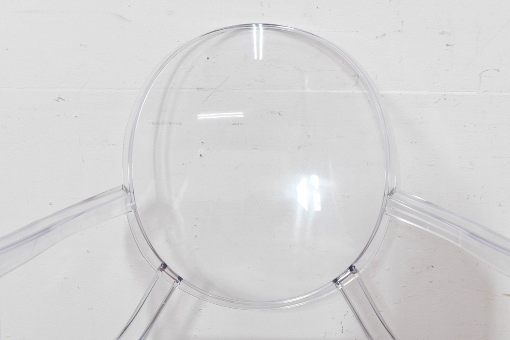 中古　イタリア　Kartell(カルテル)　フィリップ・スタルク　ルイゴースト(LOUIS GHOST)　透明感とクラシカルなフォルムが美しいアームチェア　(R-090133)