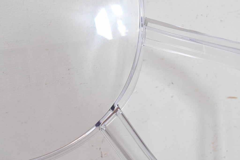 中古　イタリア　Kartell(カルテル)　フィリップ・スタルク　ルイゴースト(LOUIS GHOST)　透明感とクラシカルなフォルムが美しいアームチェア　(R-090133)