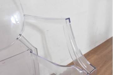 中古　イタリア　Kartell(カルテル)　フィリップ・スタルク　ルイゴースト(LOUIS GHOST)　透明感とクラシカルなフォルムが美しいアームチェア　(R-090133)