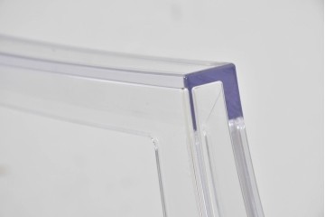 中古　イタリア　Kartell(カルテル)　フィリップ・スタルク　ルイゴースト(LOUIS GHOST)　透明感とクラシカルなフォルムが美しいアームチェア　(R-090133)