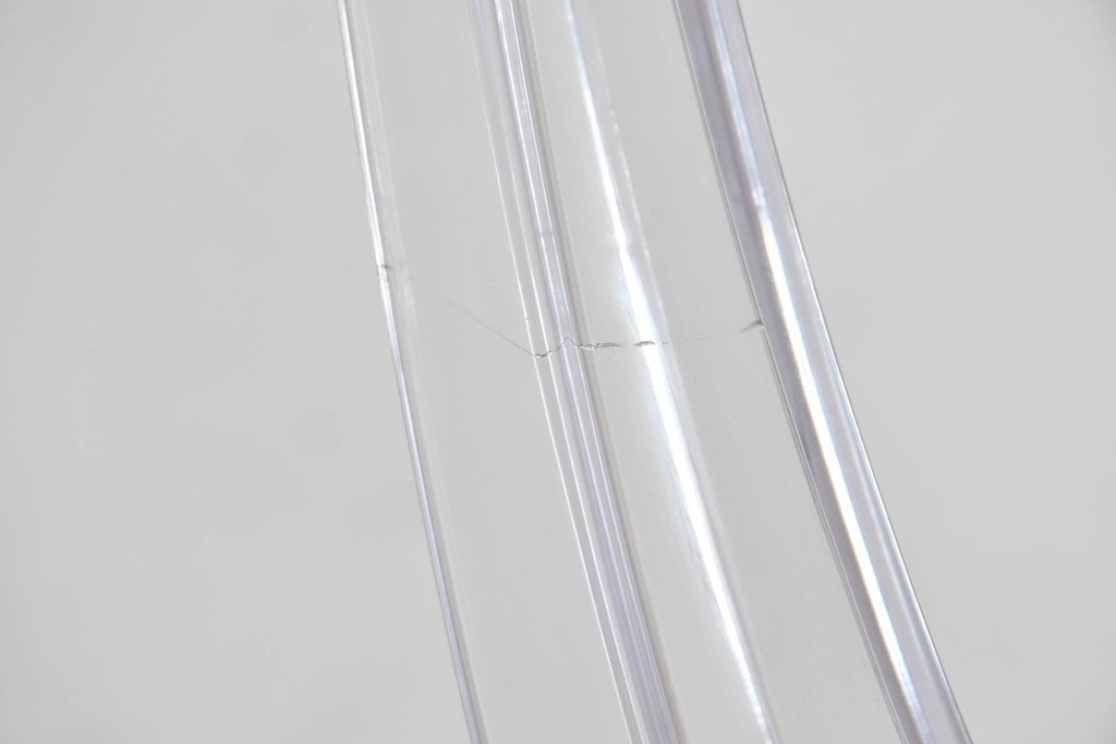 中古　イタリア　Kartell(カルテル)　フィリップ・スタルク　ルイゴースト(LOUIS GHOST)　透明感とクラシカルなフォルムが美しいアームチェア　(R-090133)