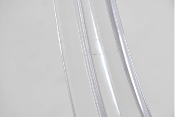 中古　イタリア　Kartell(カルテル)　フィリップ・スタルク　ルイゴースト(LOUIS GHOST)　透明感とクラシカルなフォルムが美しいアームチェア　(R-090133)
