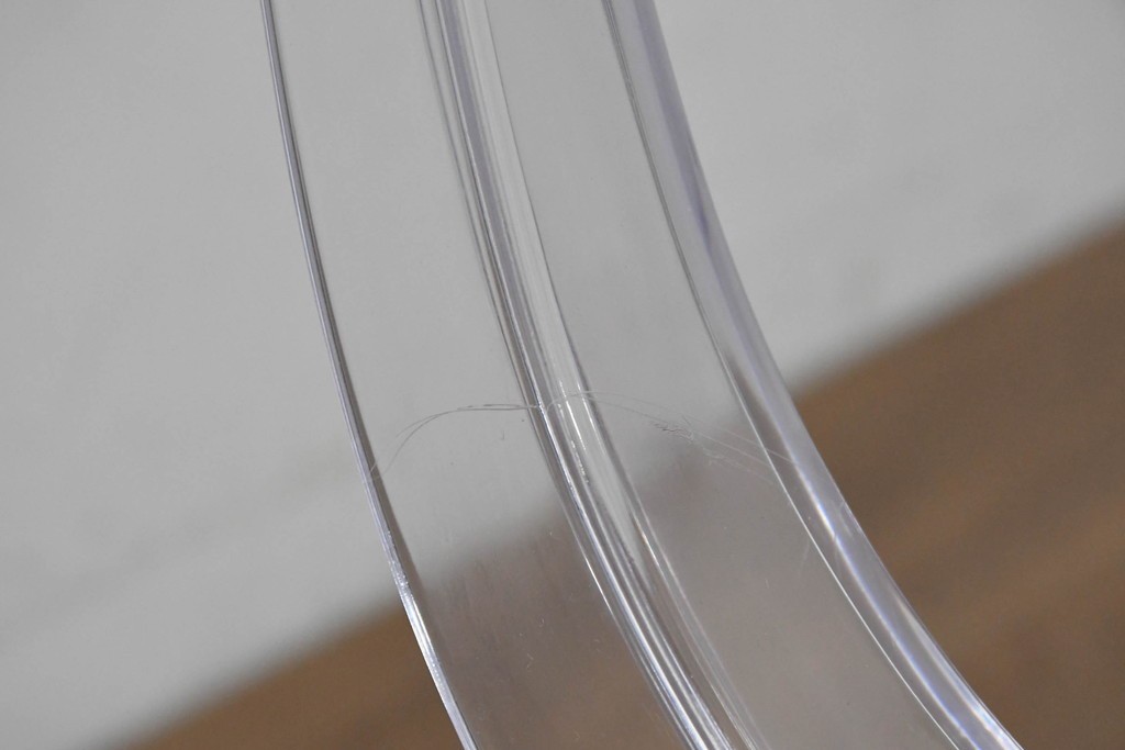 中古　イタリア　Kartell(カルテル)　フィリップ・スタルク　ルイゴースト(LOUIS GHOST)　透明感とクラシカルなフォルムが美しいアームチェア　(R-090133)