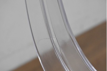 中古　イタリア　Kartell(カルテル)　フィリップ・スタルク　ルイゴースト(LOUIS GHOST)　透明感とクラシカルなフォルムが美しいアームチェア　(R-090133)